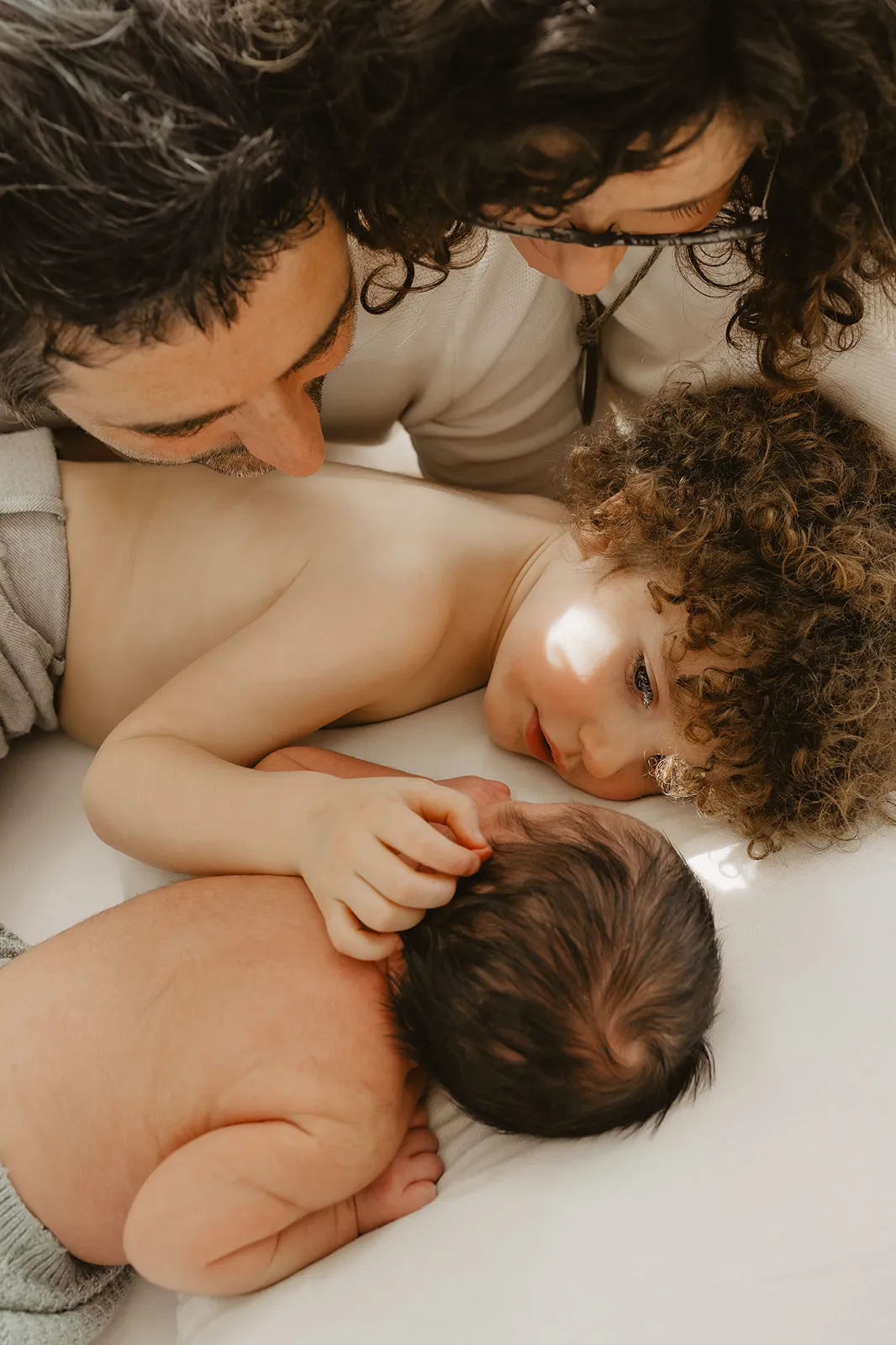 Famille complète posant avec bébé dans le studio lumineux