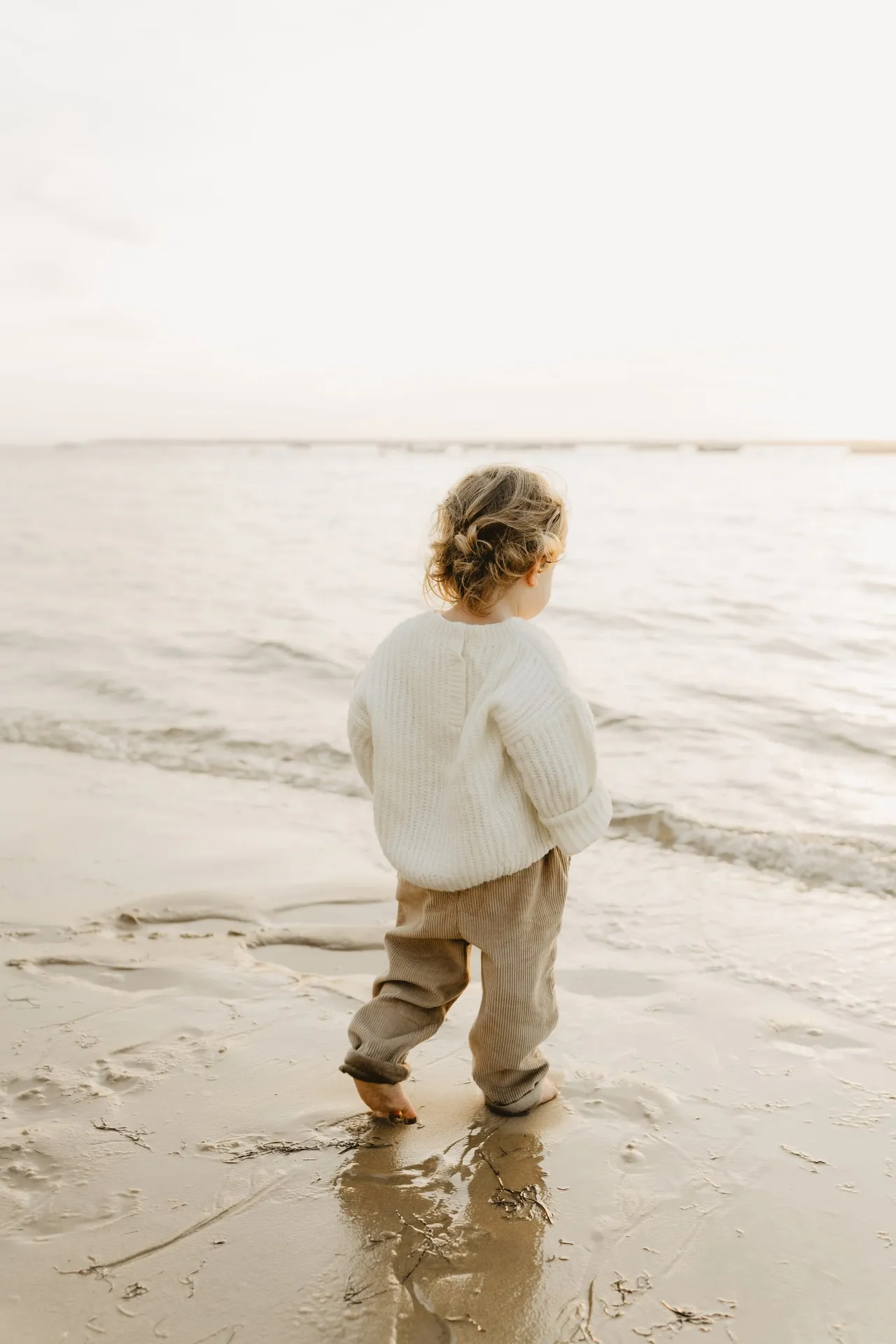 Famille riant aux éclats en extérieur sur le Bassin d'Arcachon