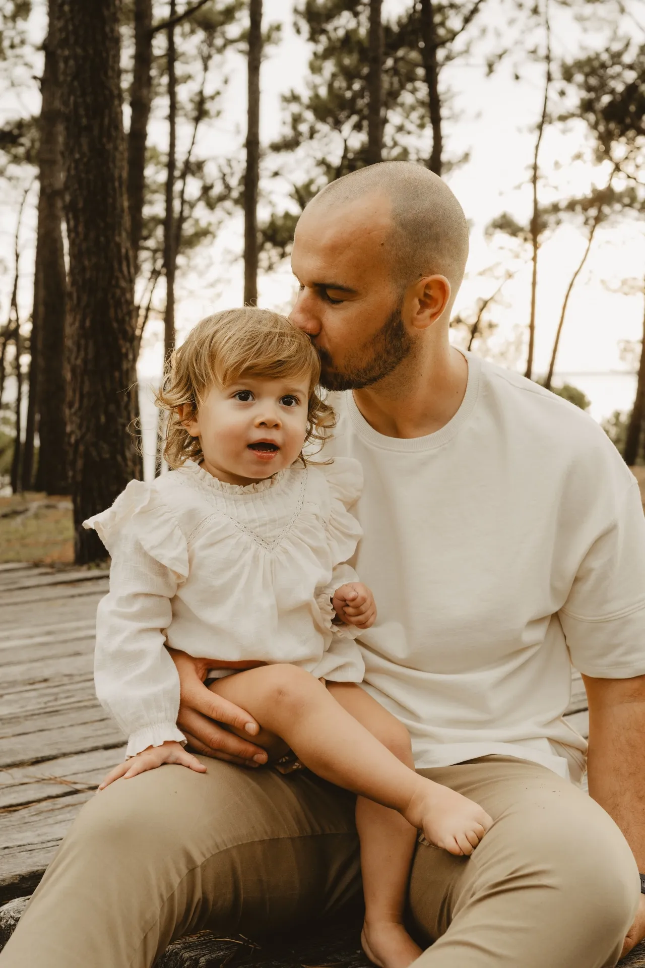 Moment de jeu en famille capturé avec spontanéité