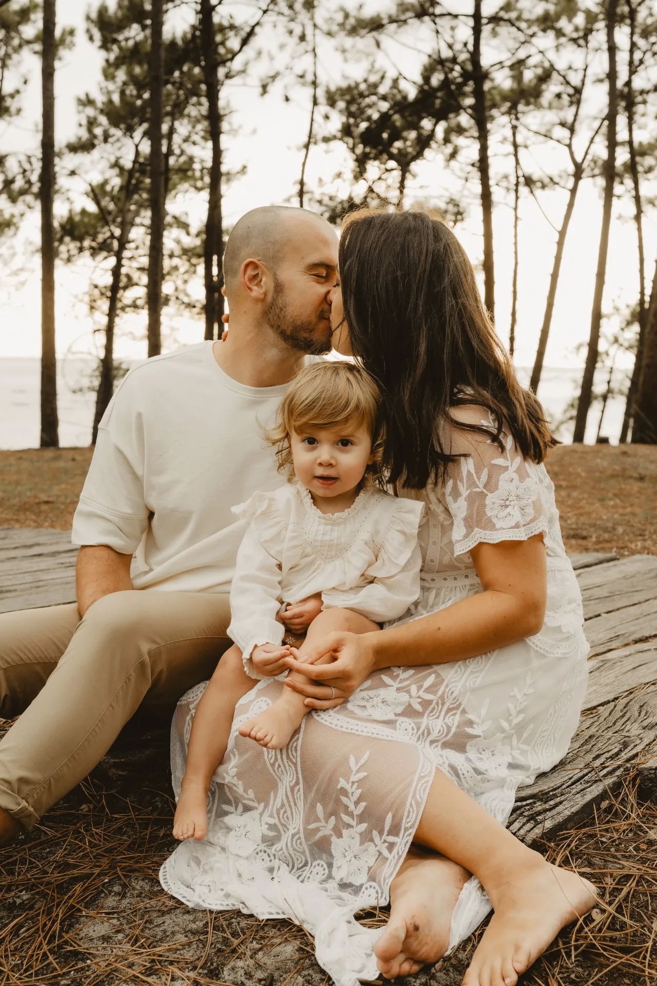 Enfants jouant sur la plage avec leurs parents