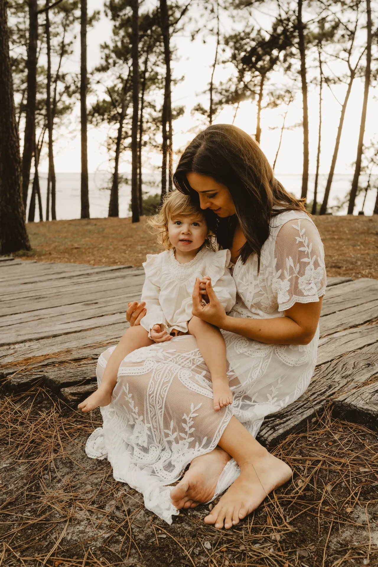 Famille jouant dans le sable pendant la séance photographe