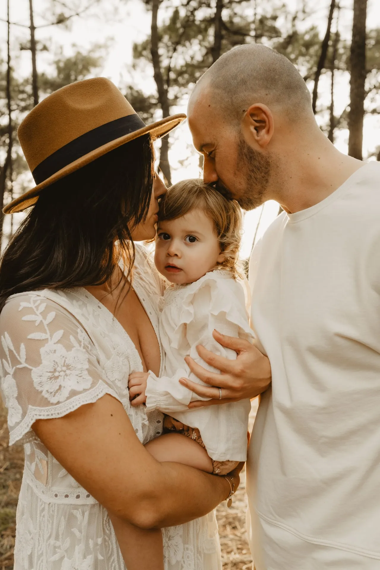 Famille détendue posant en bord de plage