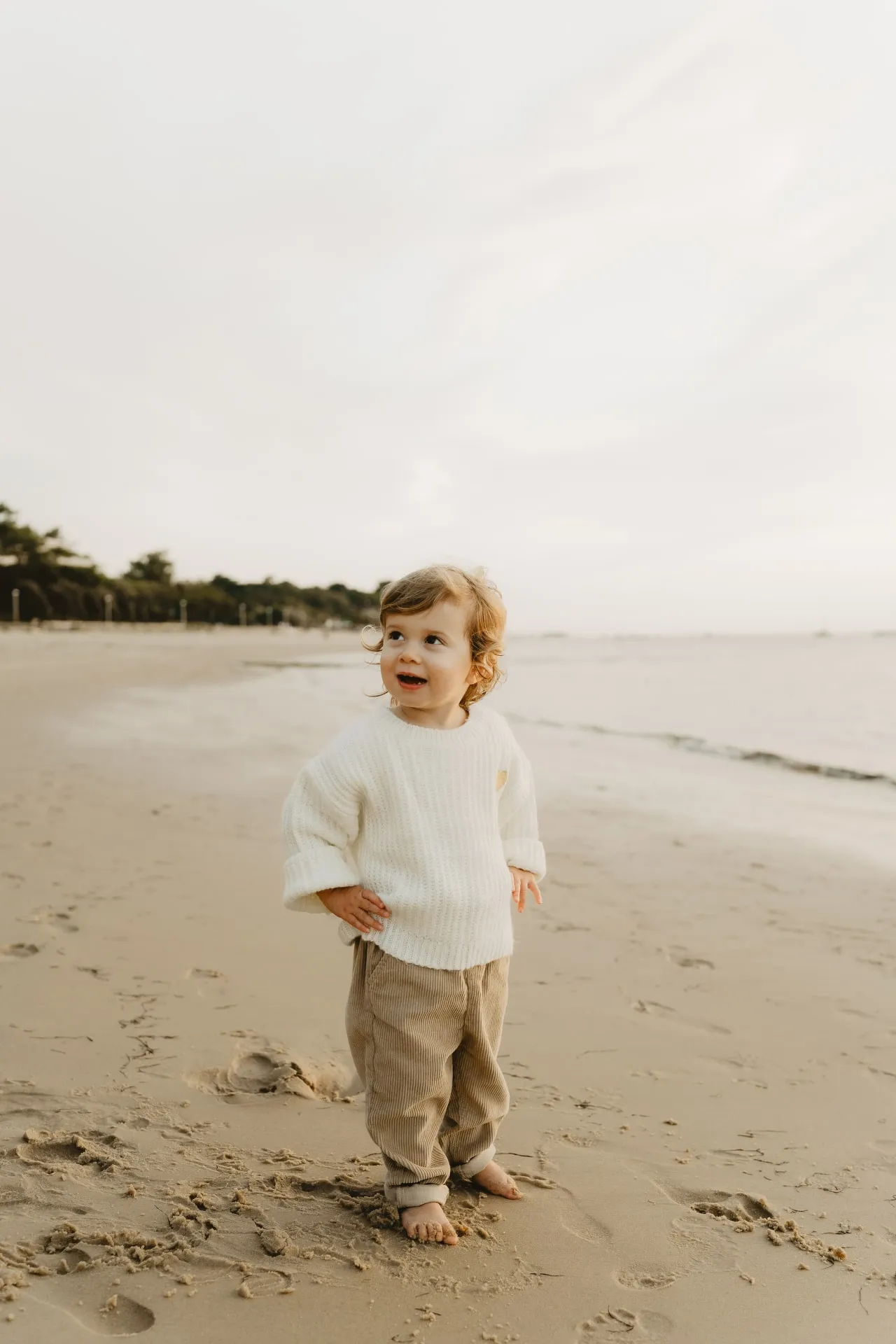 Famille réunie pour un câlin collectif en plein air