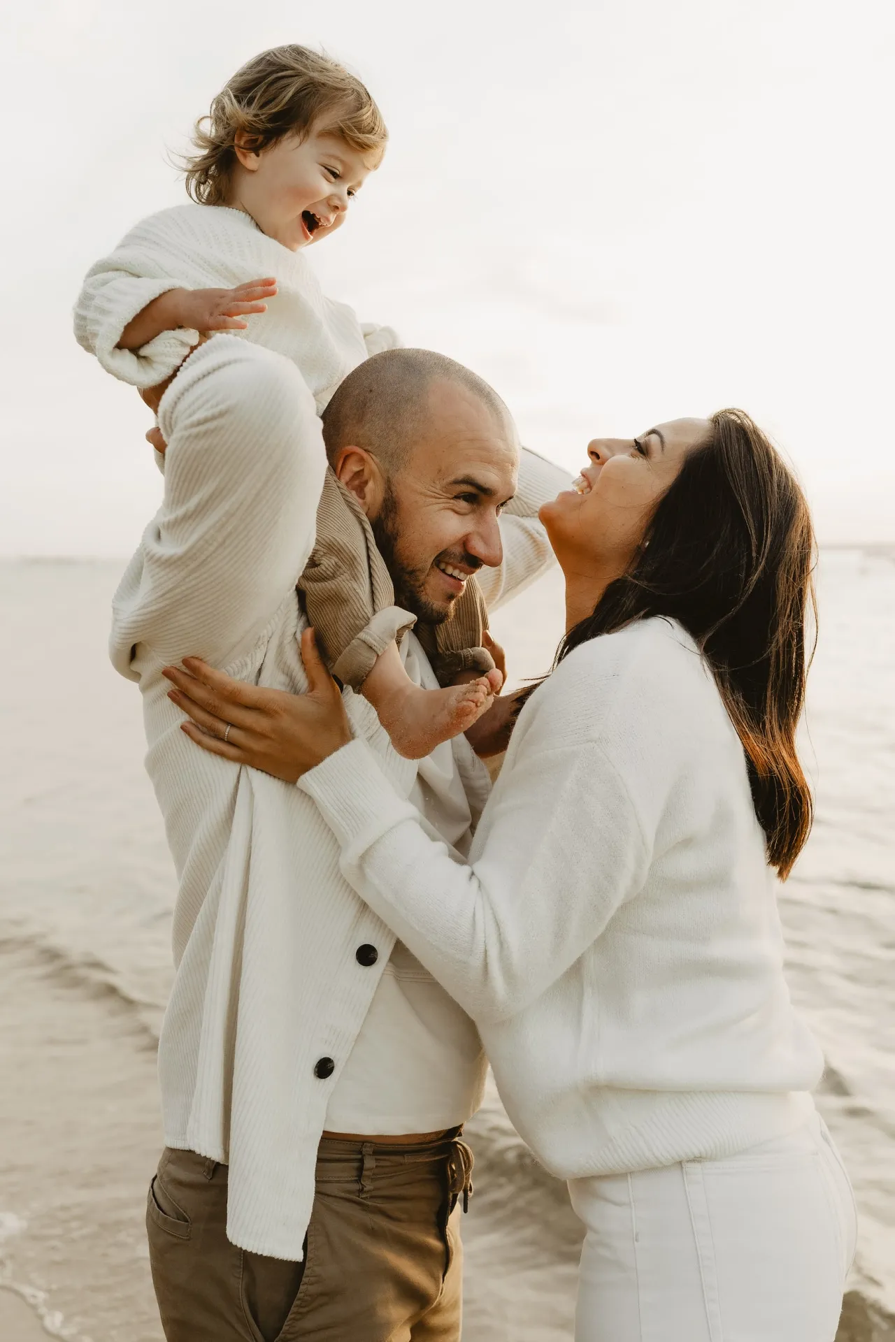 Parents et enfants se promenant au bord de l'eau