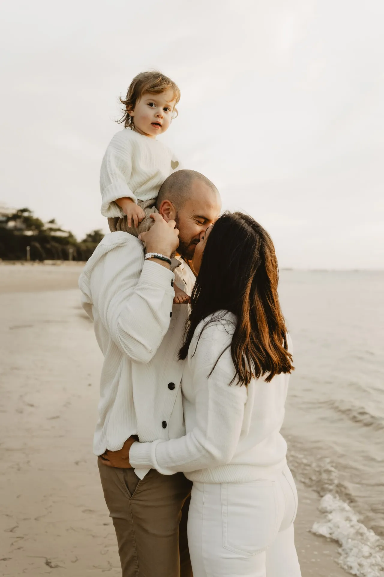 Famille courant joyeusement sur le sable du Bassin