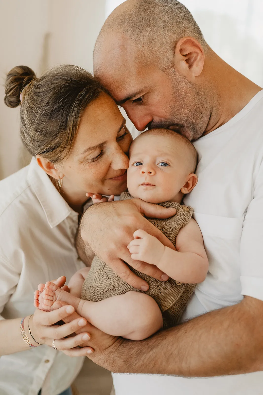 Nouveau-né souriant dans son sommeil en studio